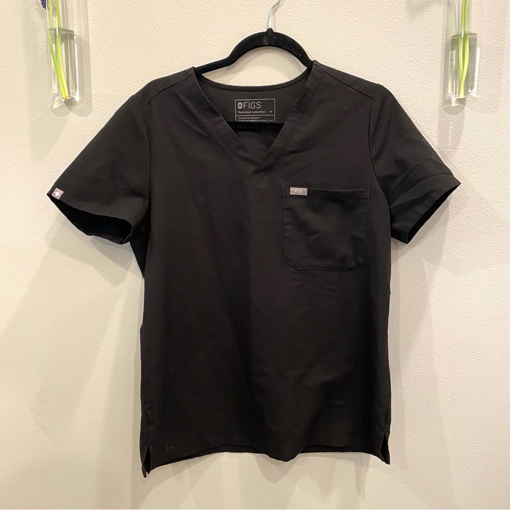 FIGS | Catarina One-Pocket Scrub Top in Black